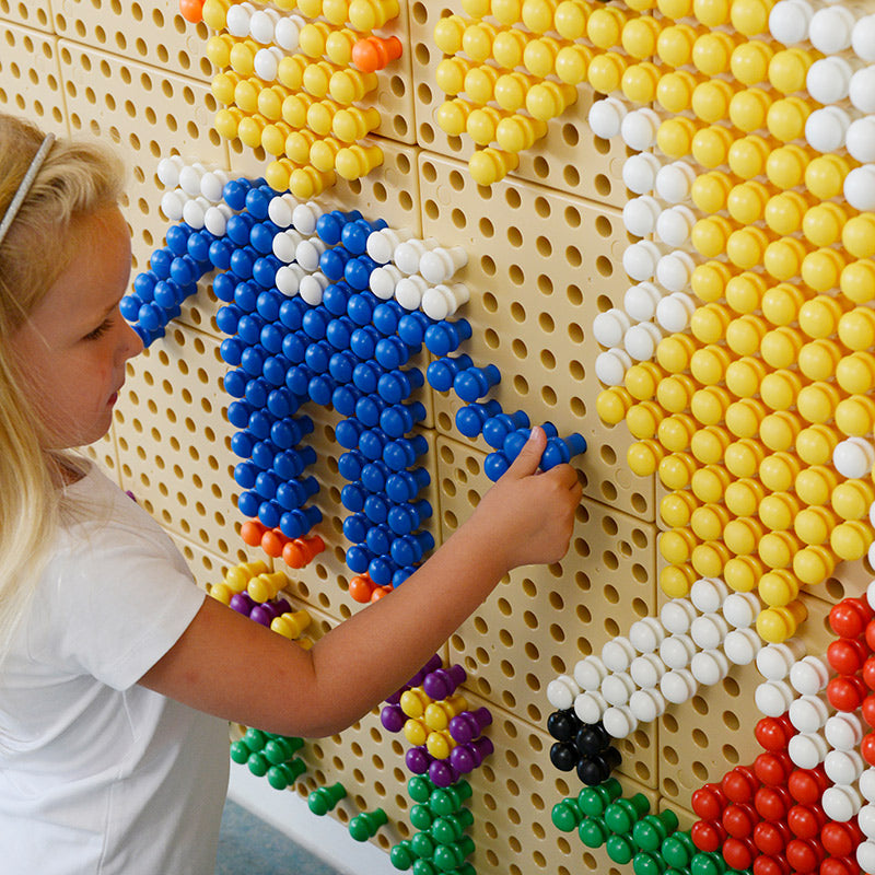 Masterkidz STEM Wall Pegs Set 1 – Ergonomically designed pegs in 8 primary colours for easy, mess-free pattern making.