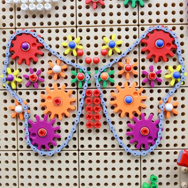 Masterkidz Gears & Chain 39Pc – Perfect for kids aged 3+, building engineering skills with turning gears and chains.