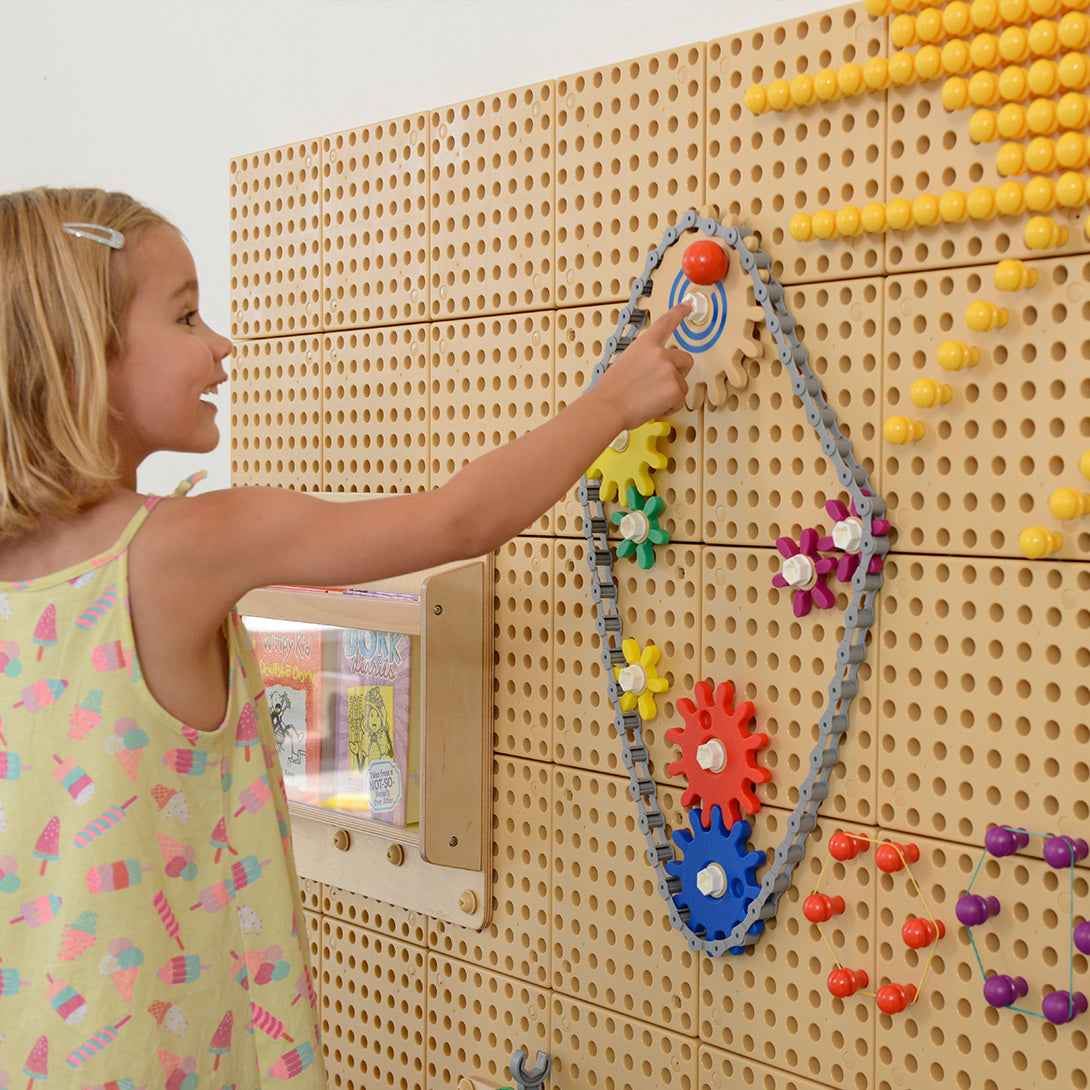 Masterkidz 79-piece STEM Wall gear wheels with adjustable chain for kids