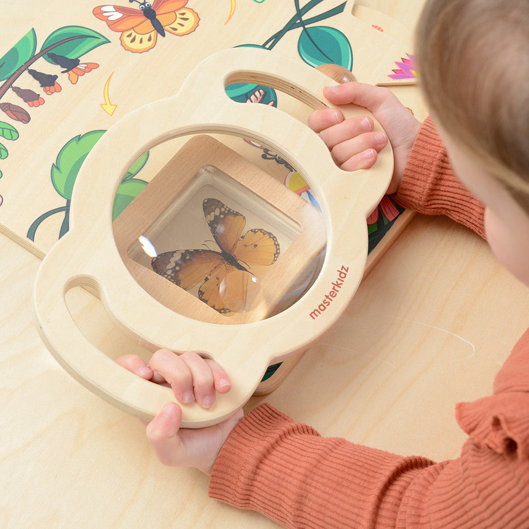 Inset 5× button lens for viewing fine details and textures.