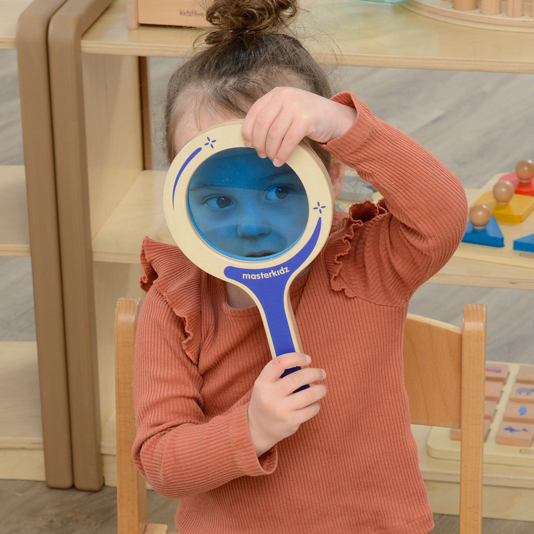 Ideal for inspecting insects, leaves and natural materials.