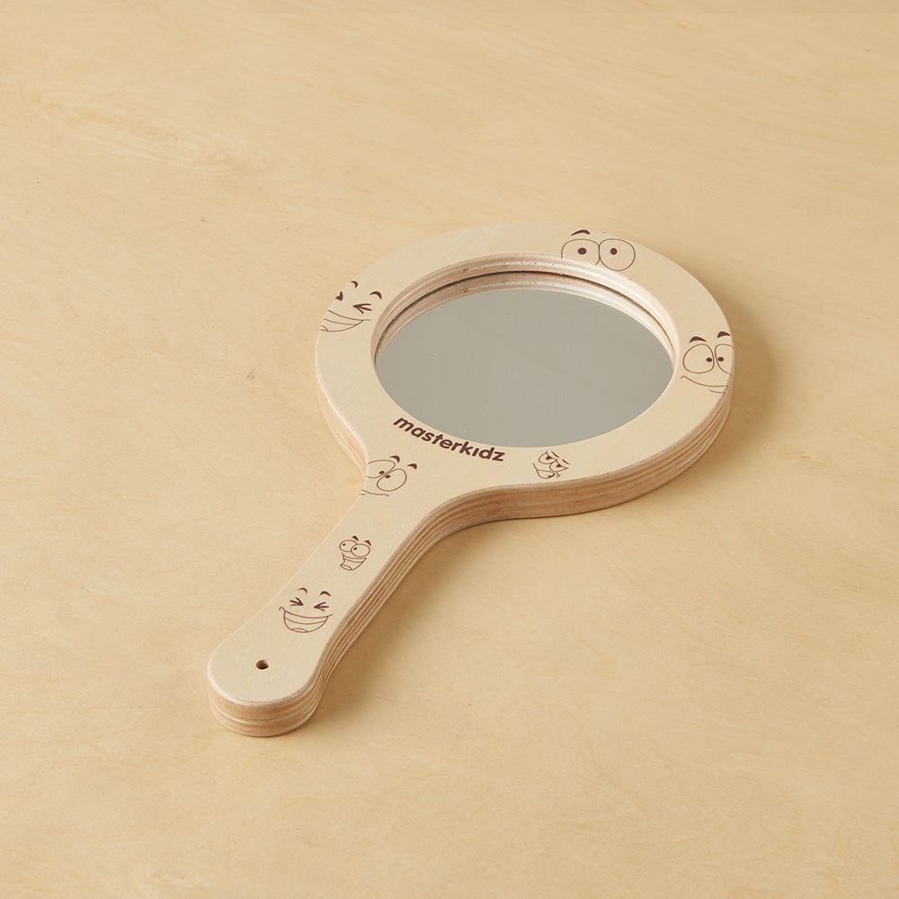 Dual-magnification lens with 3× and 5× zoom for close inspection.