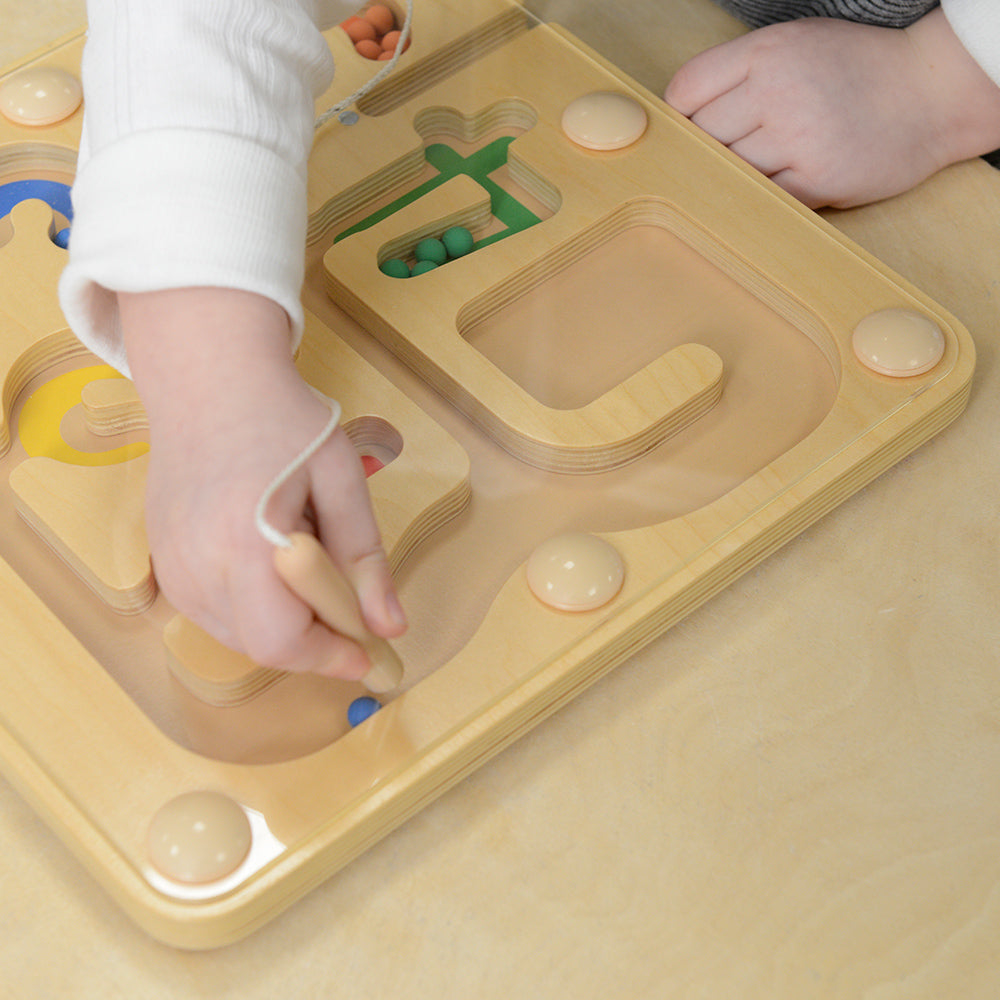 Kids moving colour beads in Masterkidz 1-5 number maze